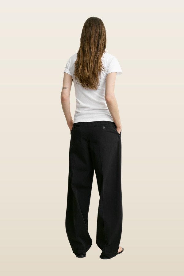 Wide-ribbed v-neck tee optic — model back