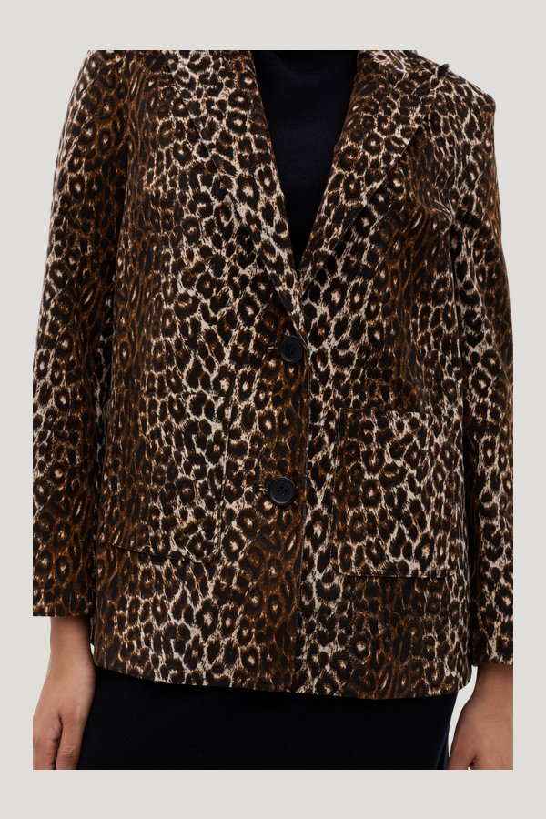 Xander - Lyra Leopard — model side