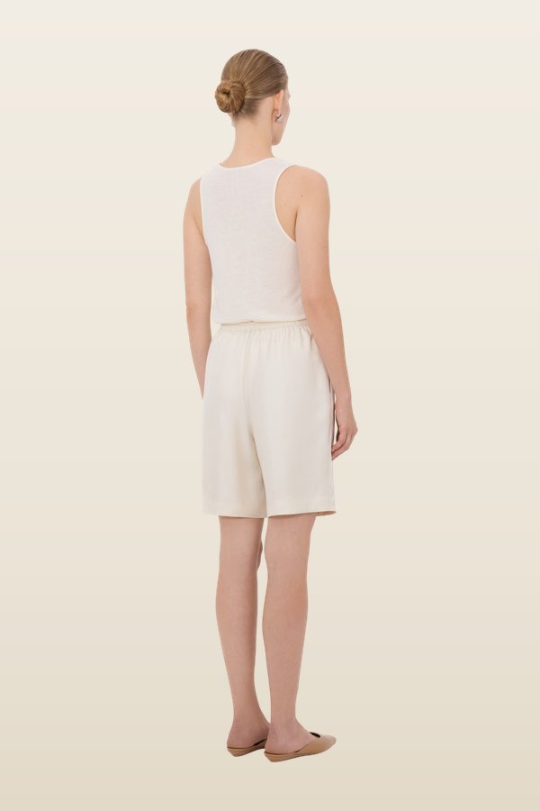 ZINIA LDS Silk twill bermuda — model back