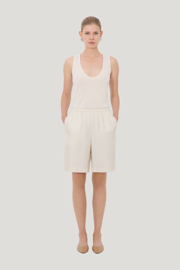 ZINIA LDS Silk twill bermuda — model front