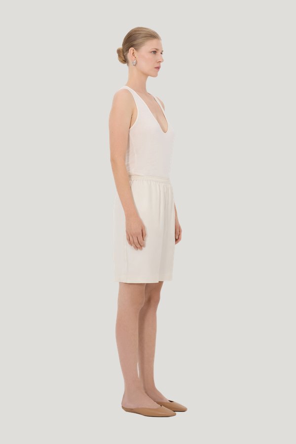 ZINIA LDS Silk twill bermuda — model side